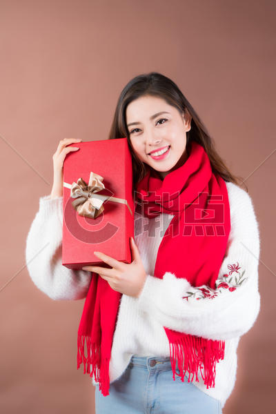 女性手拿礼物盒图片素材免费下载