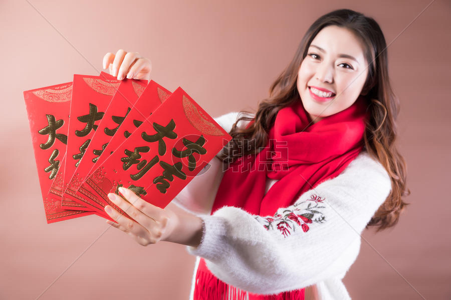 女性手拿红包图片素材免费下载