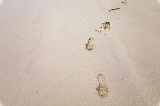 沙滩脚印图片素材免费下载