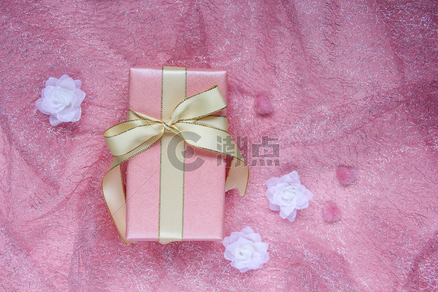 粉色背景情人节礼物图片素材免费下载