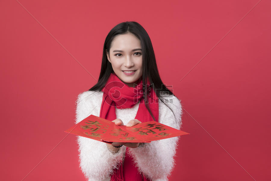 拿着红包的女性新年人像图片素材免费下载
