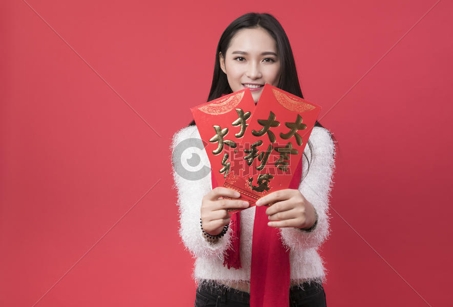 拿着红包的女性新年人像图片素材免费下载