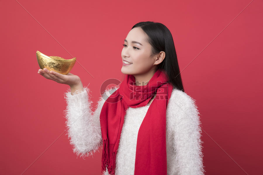 拿着金元宝的女性新年人像图片素材免费下载