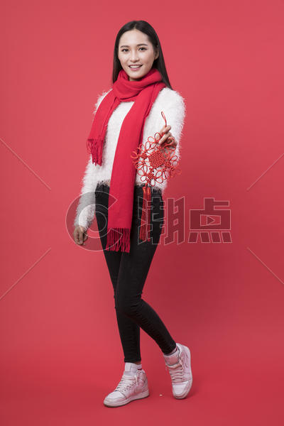 拿着中国结的女性新年人像图片素材免费下载