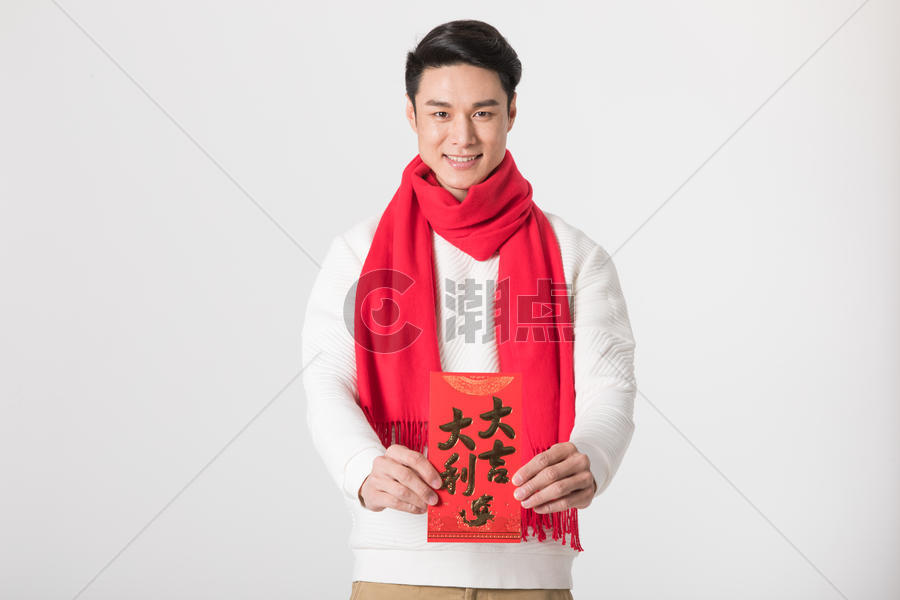 新年男性开心的拿着红包图片素材免费下载