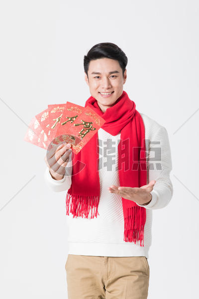 新年人像男性双手拿红包图片素材免费下载