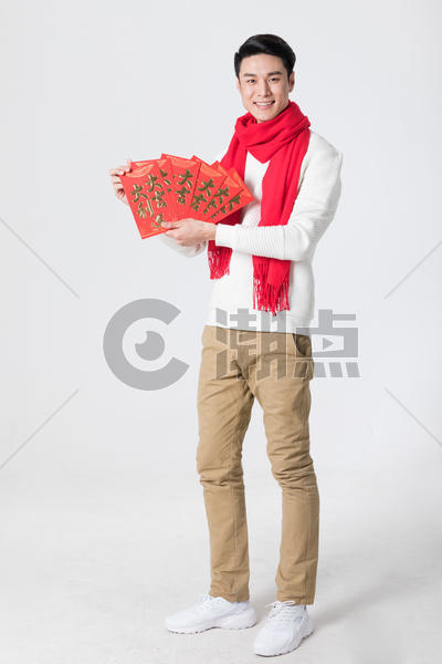 新年男性开心的拿着红包图片素材免费下载