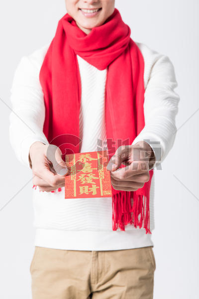 新年男性手拿红包特写图片素材免费下载