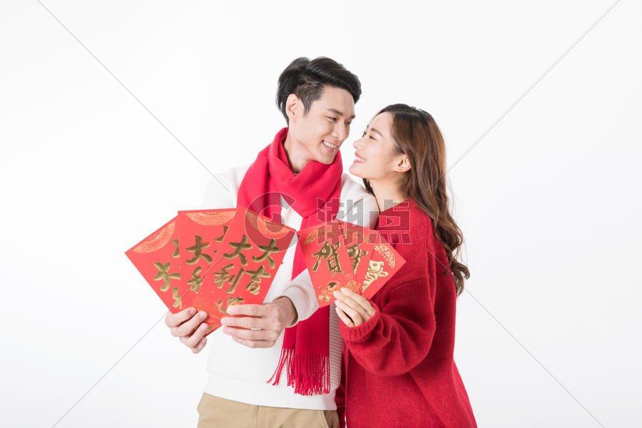 年轻夫妻新年发红包图片素材免费下载