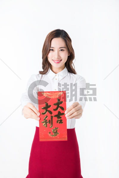 新年商务女性手拿红包图片素材免费下载