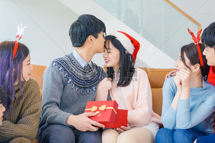 青年圣诞聚会情侣接吻图片素材免费下载