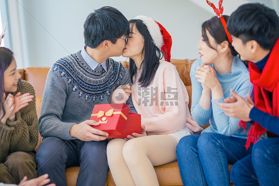 青年圣诞聚会接吻图片素材免费下载