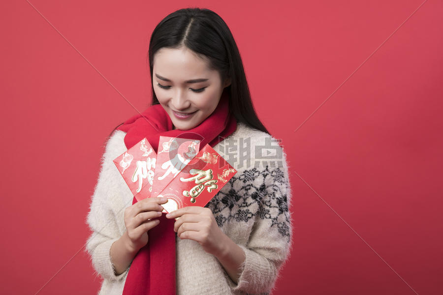 发红包的新年女性图片素材免费下载