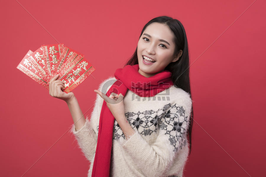 发红包的新年女性图片素材免费下载