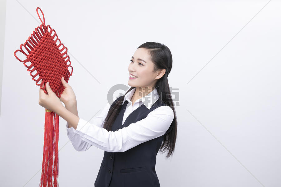 手拿中国结的职业女性图片素材免费下载