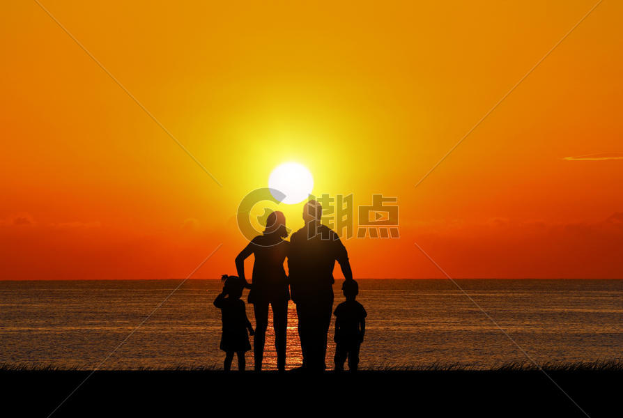 夕阳下的家庭剪影图片素材免费下载