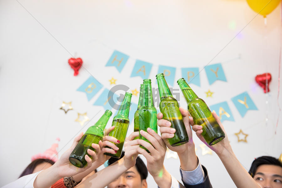 青年生日聚会喝酒狂欢图片素材免费下载