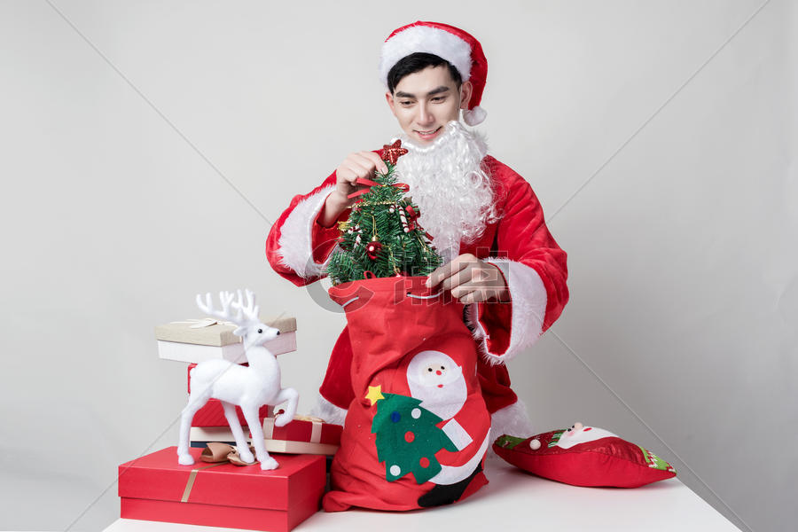 圣诞老人装礼物图片素材免费下载