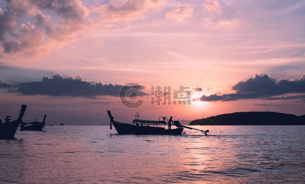 泰国甲米夕阳晚归的渔民图片素材免费下载