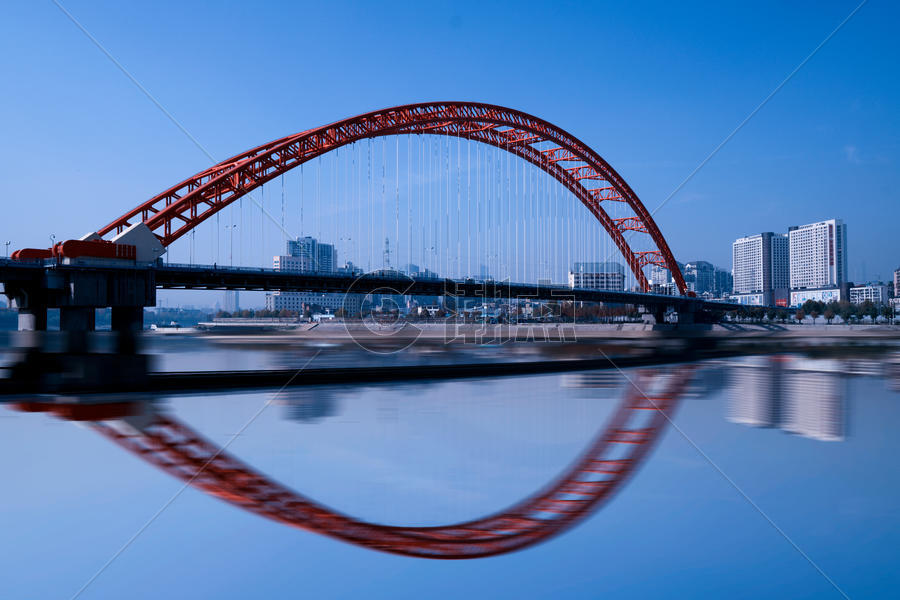 城市桥梁倒影图片素材免费下载