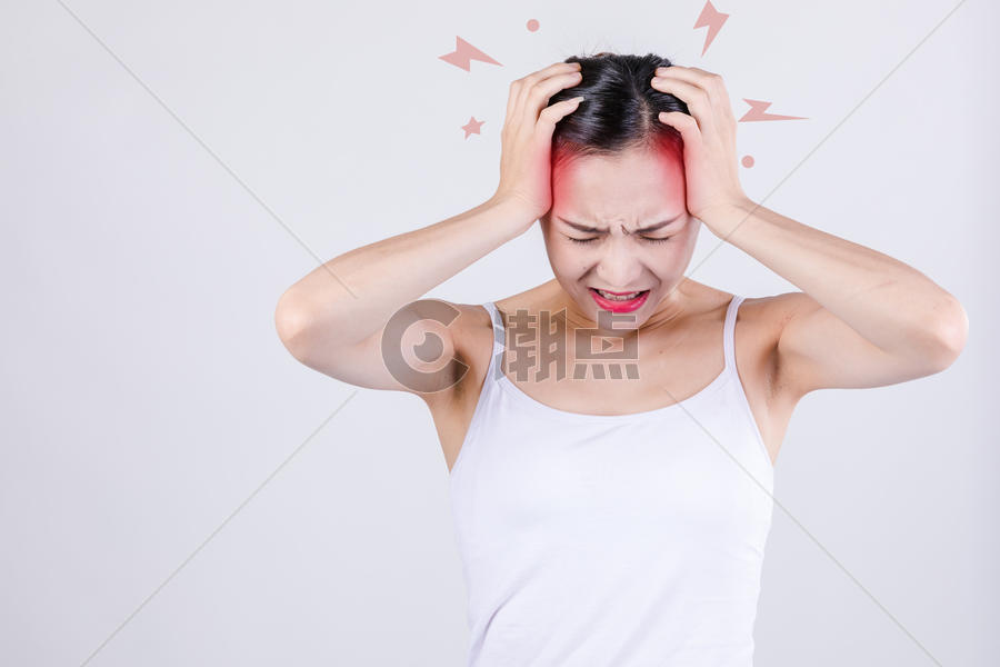 年轻女性失眠头痛图片素材免费下载