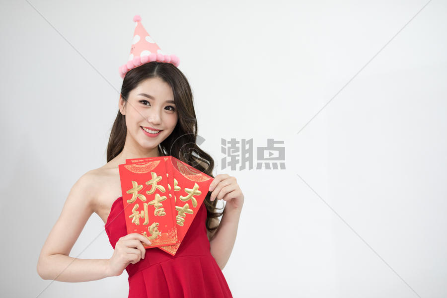 年轻女性新年发红包图片素材免费下载
