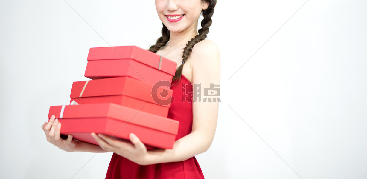 抱着礼盒的年轻女性图片素材免费下载