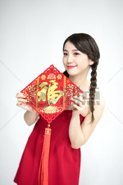 拿着中国结的新年女性图片素材免费下载