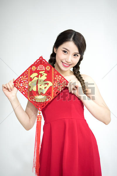 拿着中国结的新年女性图片素材免费下载