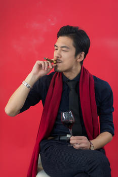 男性手拿红酒抽雪茄图片素材免费下载