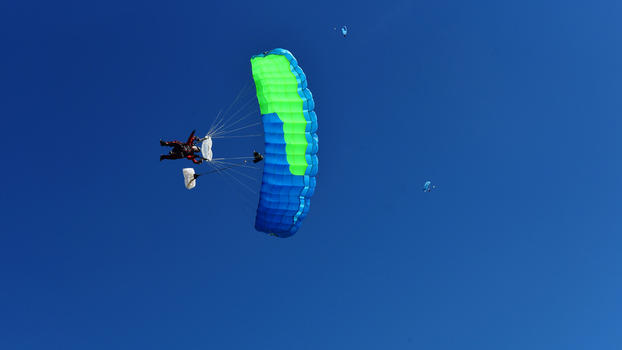 高空跳伞图片素材免费下载