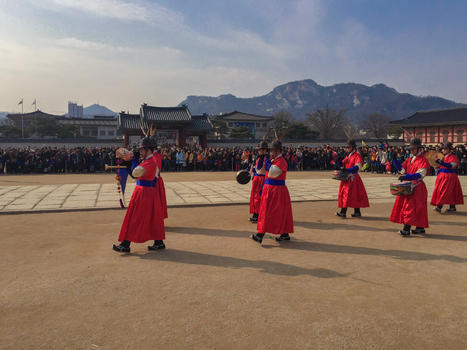春节韩国首尔的景福宫表演图片素材免费下载