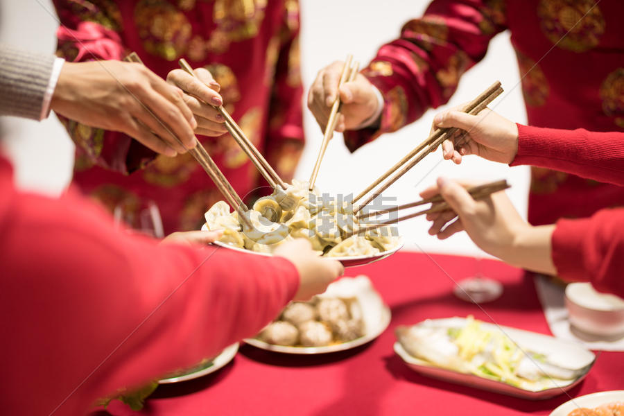 年夜饭团圆饭吃饺子特写图片素材免费下载