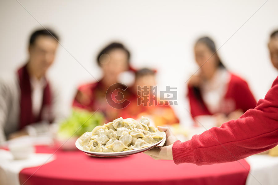 年夜饭团圆饭吃饺子特写图片素材免费下载
