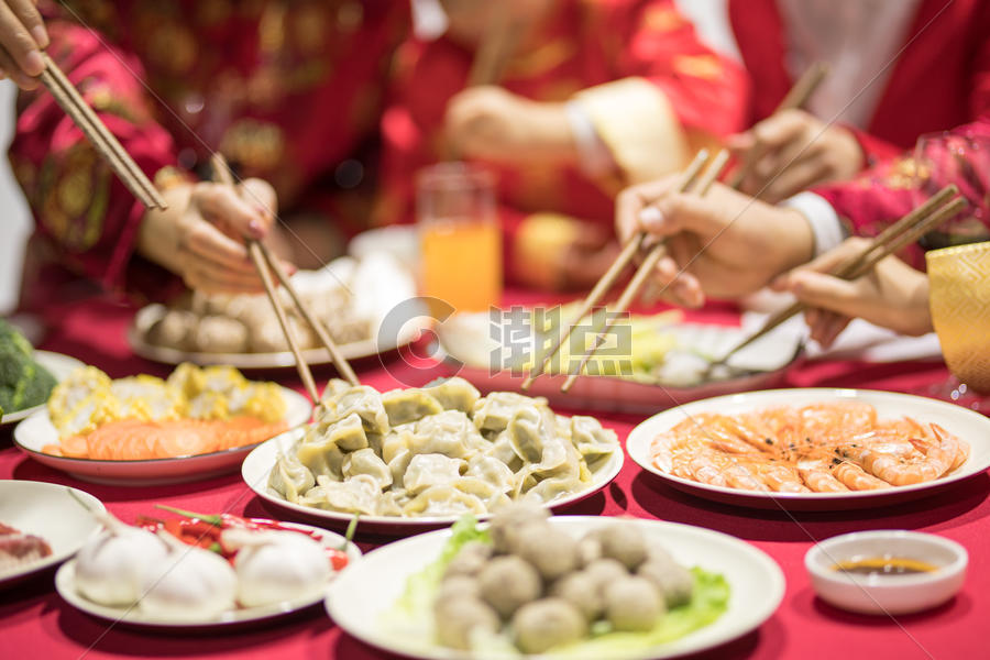 年夜饭团圆饭吃饺子特写图片素材免费下载