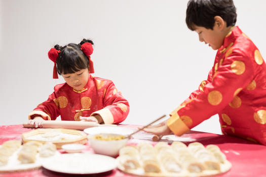 孩子学包饺子图片素材免费下载
