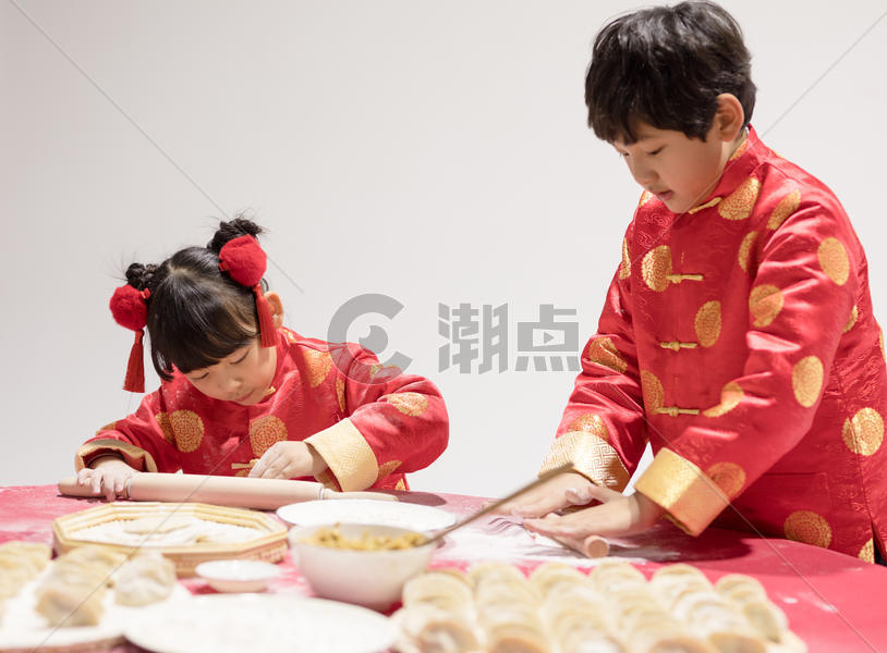 孩子学包饺子图片素材免费下载