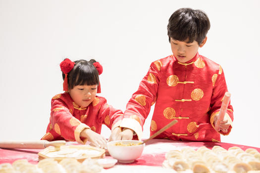 孩子学包水饺图片素材免费下载