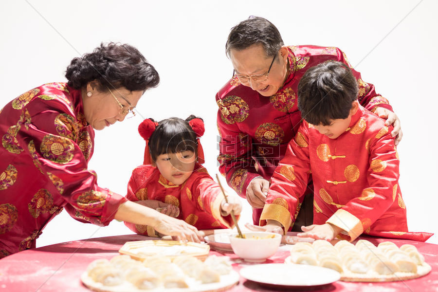 爷爷奶奶教孩子包水饺图片素材免费下载