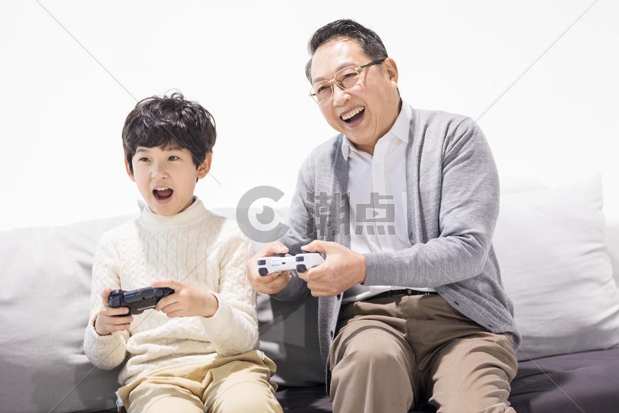 爷爷和孙子一起玩游戏图片素材免费下载