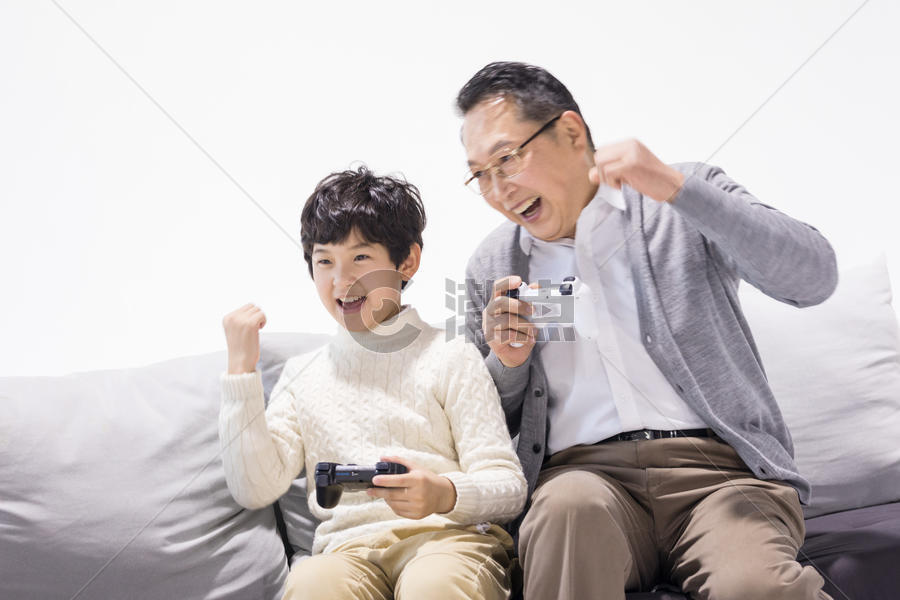 爷爷和孙子一起玩游戏图片素材免费下载