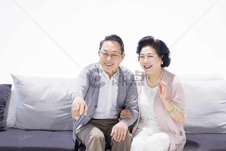 爷爷和奶奶幸福地坐在沙发上图片素材免费下载