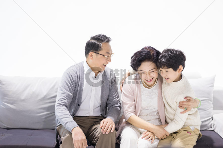 爷爷奶奶和孙子开心地坐在沙发上图片素材免费下载