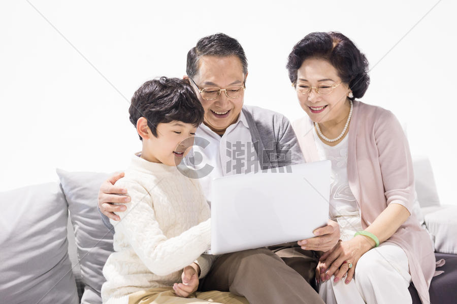爷爷奶奶和孙子开心地坐在沙发上图片素材免费下载