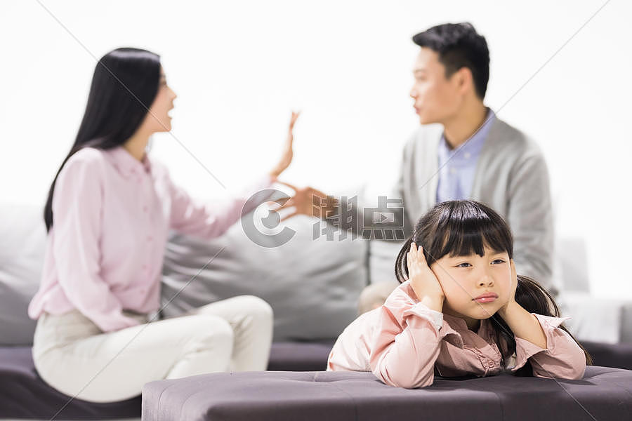 父母在孩子面前吵架图片素材免费下载