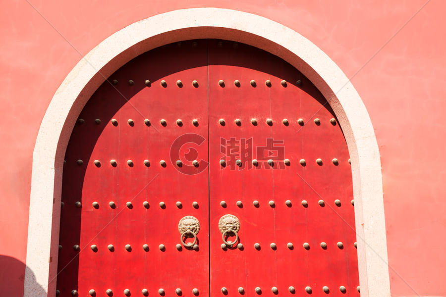 红色的铜锁门图片素材免费下载