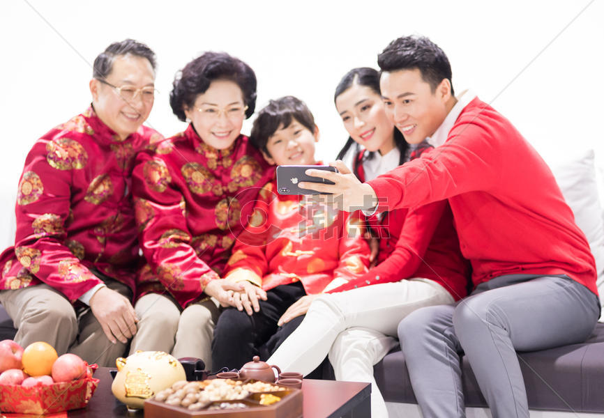 春节一家人在客厅自拍图片素材免费下载