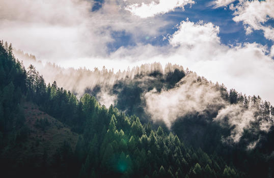 云雾缭绕的山峰图片素材免费下载