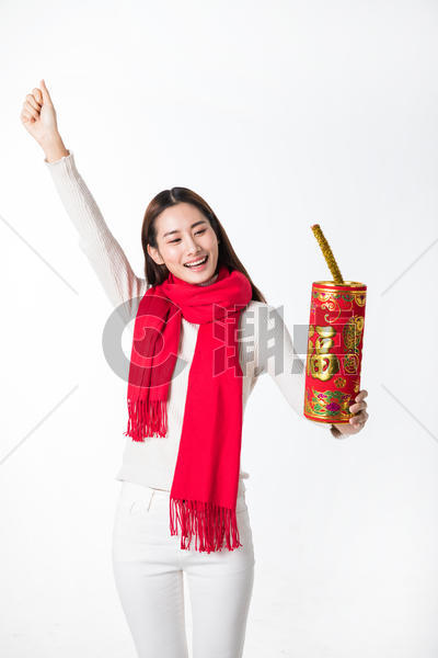 新年女性手拿大红鞭炮过年图片素材免费下载