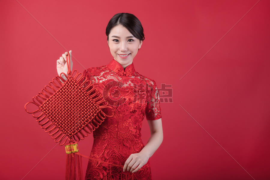 春节手拿中国结的旗袍美女图片素材免费下载